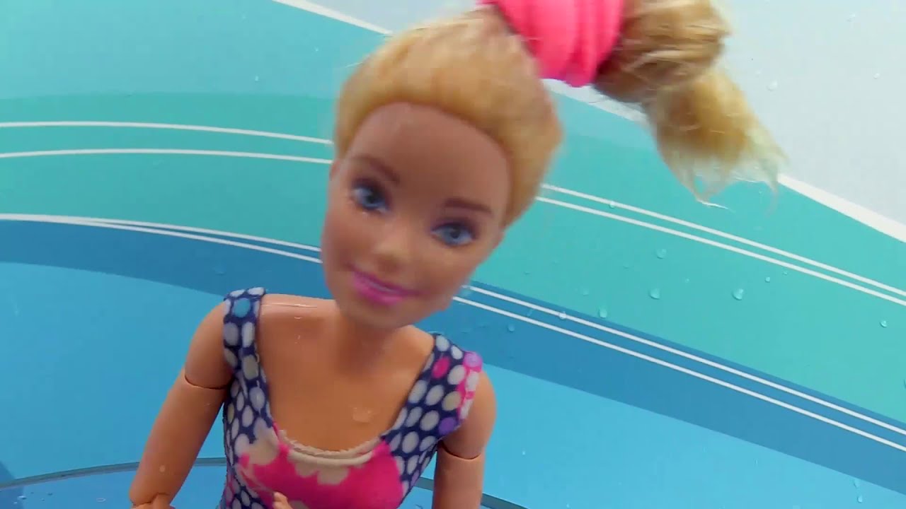 Barbie va in piscina. Video e giochi con le bambole per bambini.