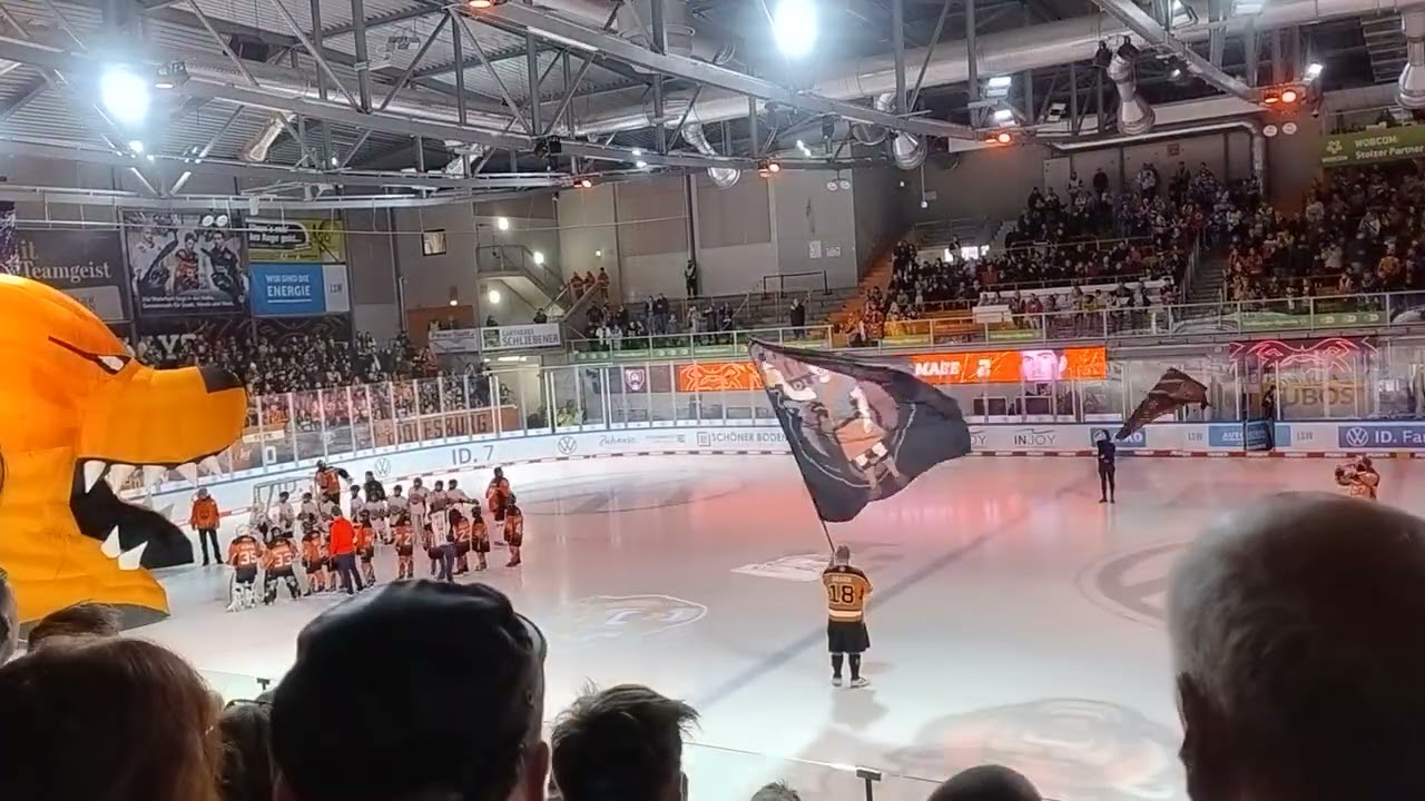 17.11.2024 Grizzlys Wolfsburg - Einlauf Eis Arena Wolfsburg