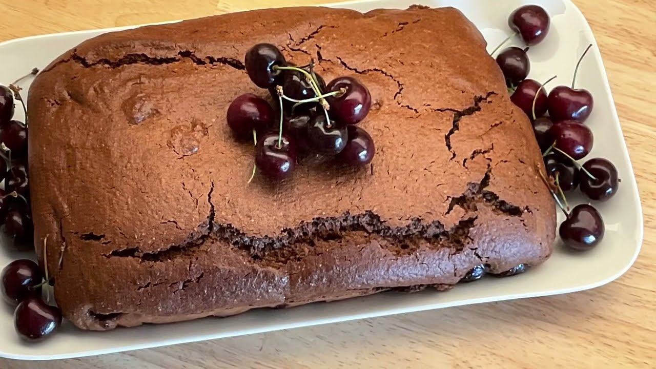 G&acirc;teau chocolat et cerises/Chocolate and cherry cake