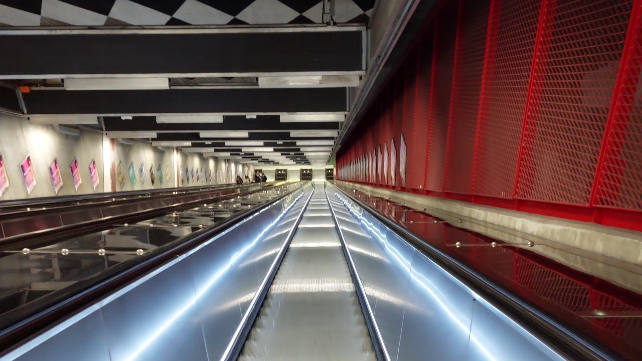 Stockholm's tunnelbana, Station Kungsträdgården, Blå linjen. Vändstation 2 linjer. Text, subtitles.