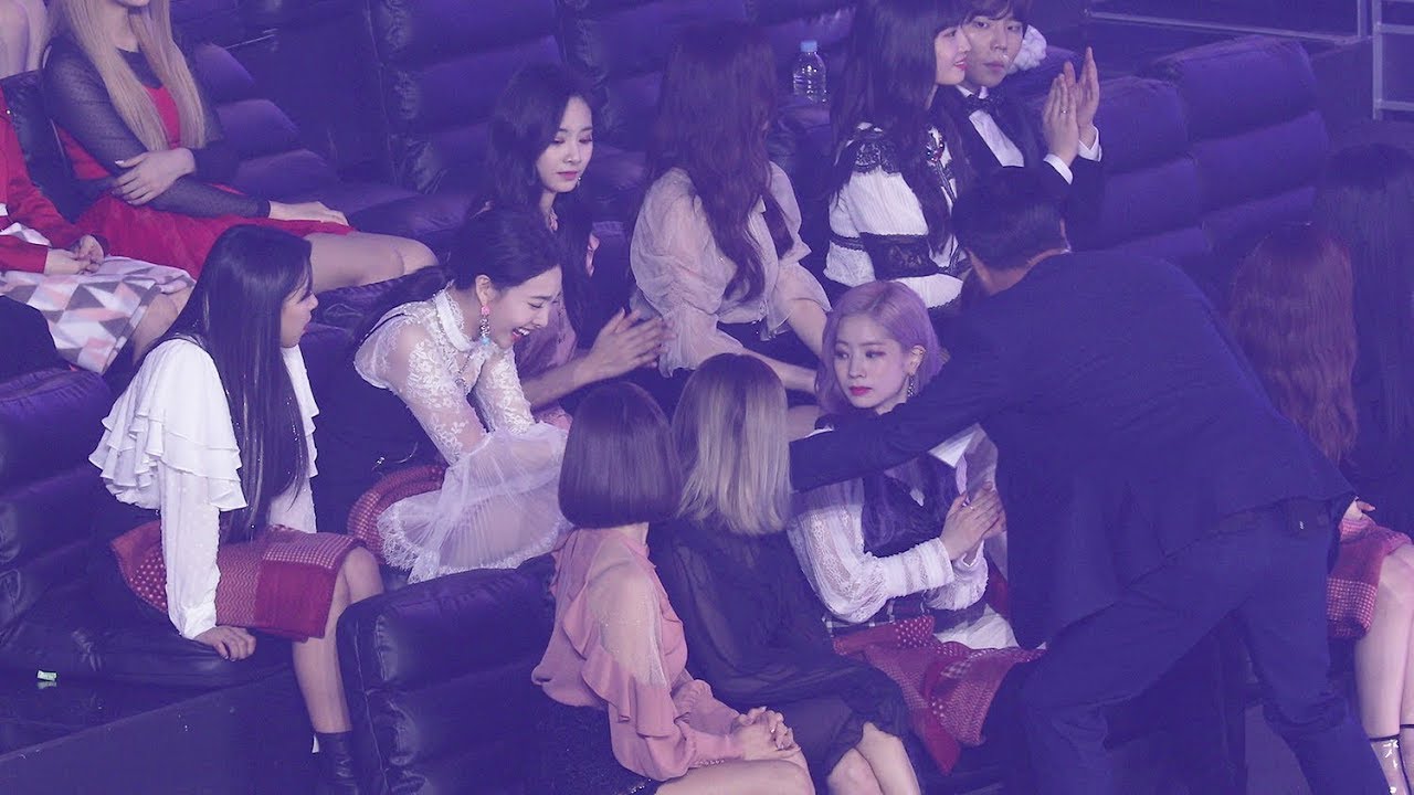 트와이스(TWICE) 나연 잃어버린 귀걸이 찾아준 경호원 (Nayeon's earring) 4K 직캠 by 비몽