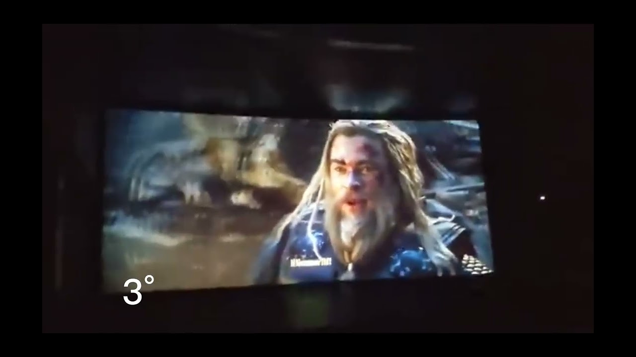 top 4 melhores reações do cinema do capitão América levantando o martelo do Thor