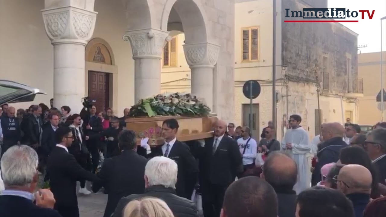 FUNERALI FILOMENA BRUNO A ORTA NOVA, APPLAUSI E LACRIME ALL'USCITA DELLA BARA