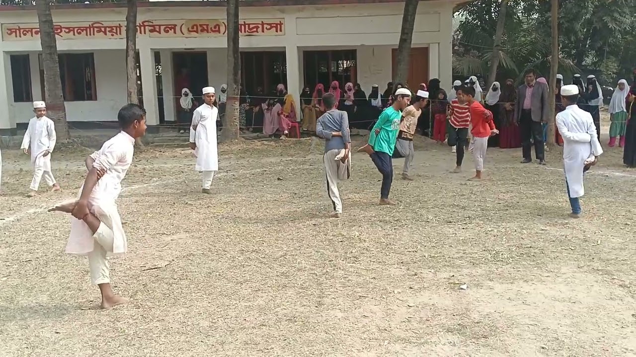 সালনা ইসলামিয়া কামিল মাদ্রাসার বার্ষিক ক্রীড়া প্রতিযোগিতা খেলা মোরগের লড়াই
