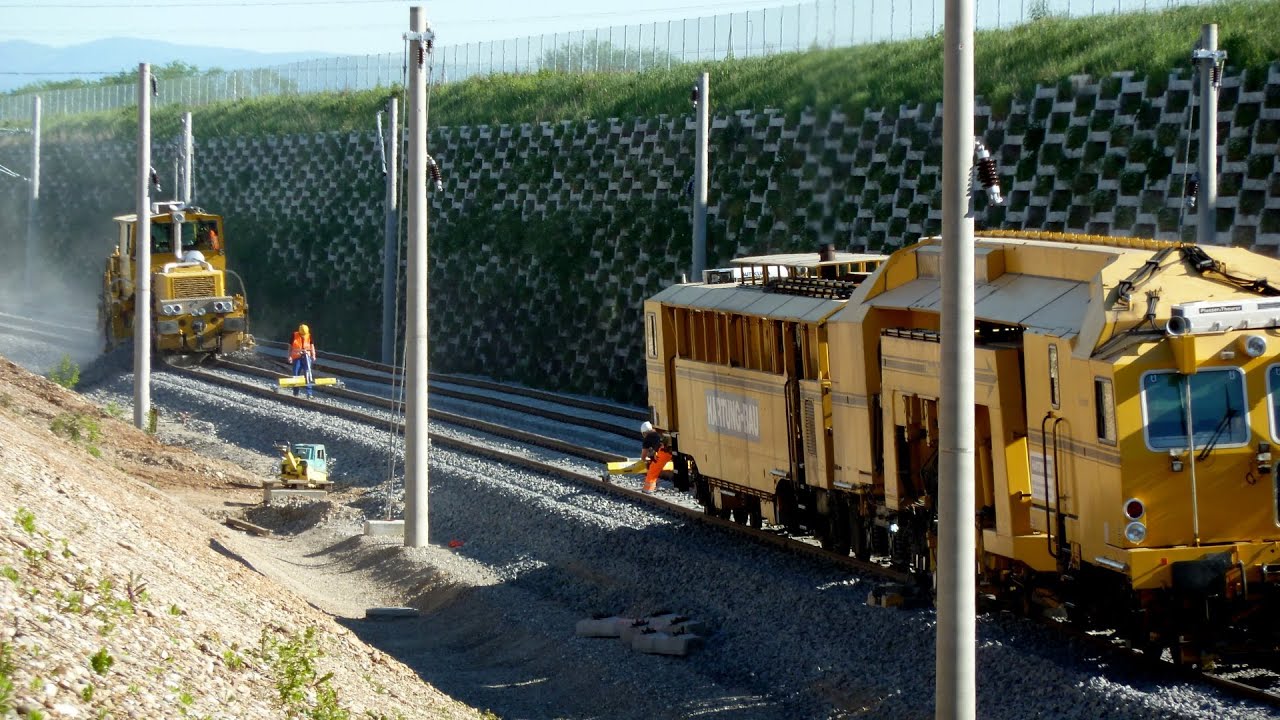 Gleisbau, Gleisstopf- und Richtmaschine; Schotterverteil- und Planiermaschine