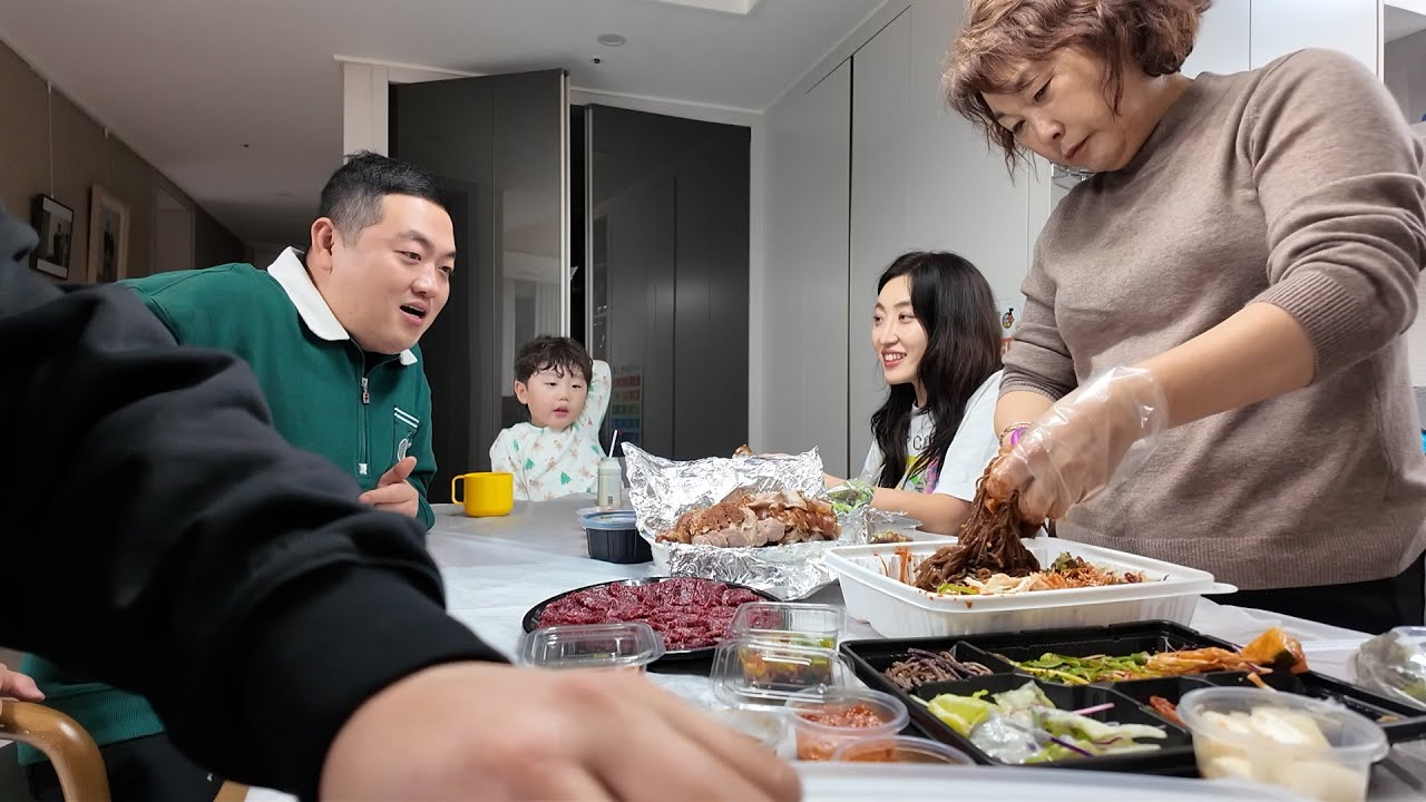 장염때문에 가족들이 먹는 뭉티기+족발 구경만 했습니다