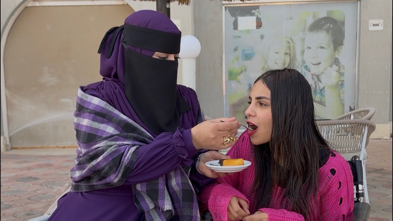 فتاة تطلب المساعدة …ولا احد يهتم 😱