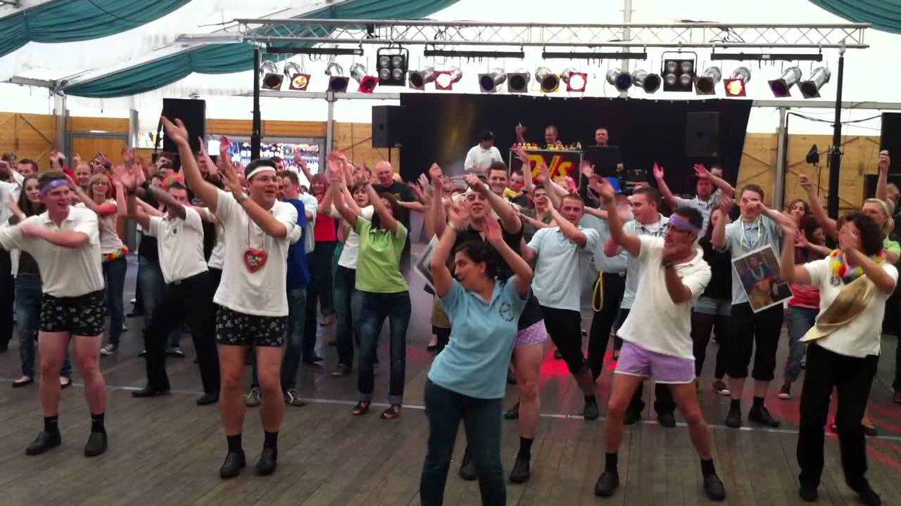 Schützenfest Grevenbroich Orken 2011, Orkener tanzen den Danza Kuduro mit Aurora als Leader