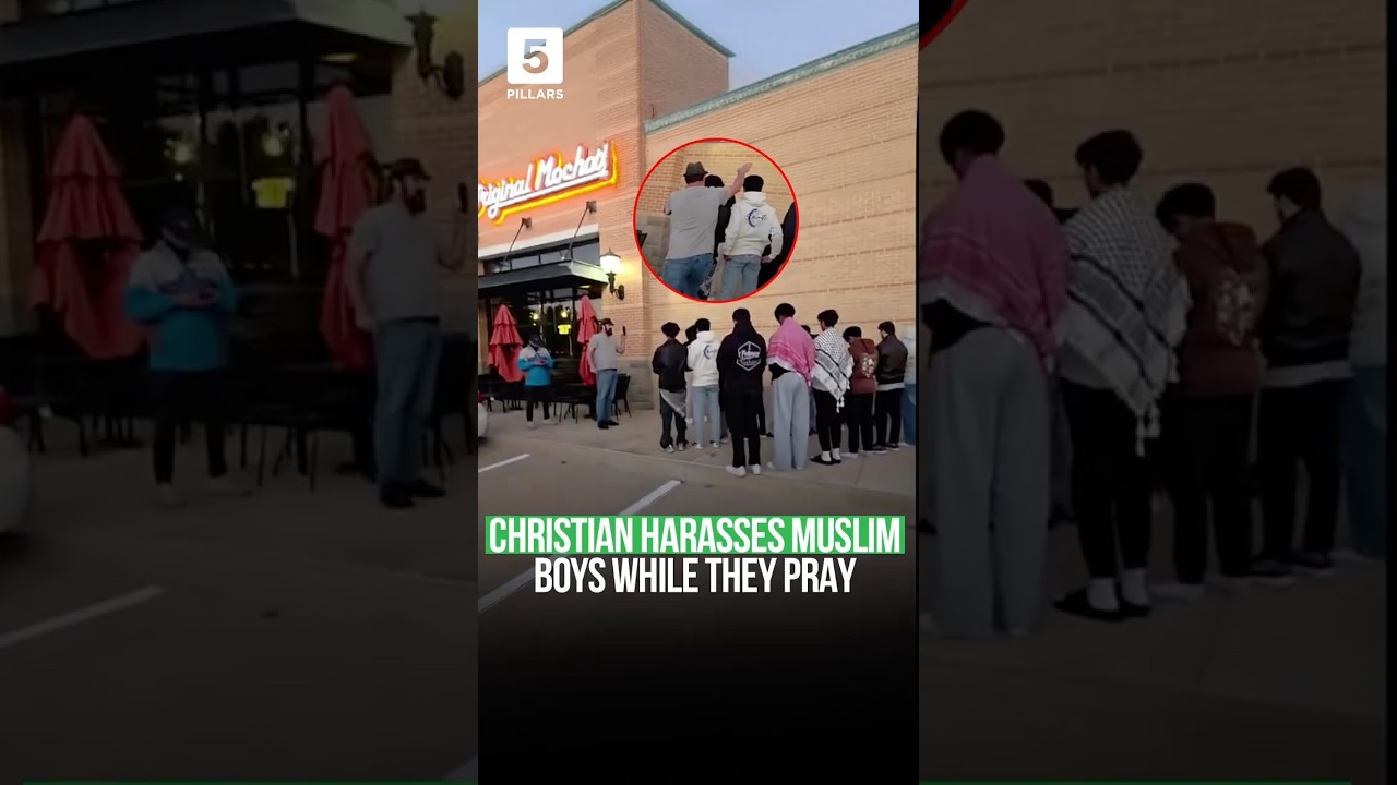 Христианин преследует мусульман во время молитвы