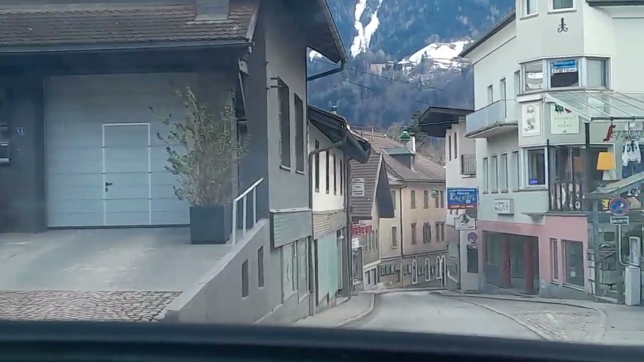 Jenbach, Tirol, Enge Straßen, Autofahrt, Bezirk Schwaz, Inntal, Austria 