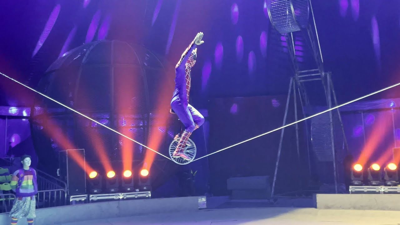 Thrilling!!! China's Spider-Man performs acrobatics.驚險！中國蜘蛛俠雜技表演