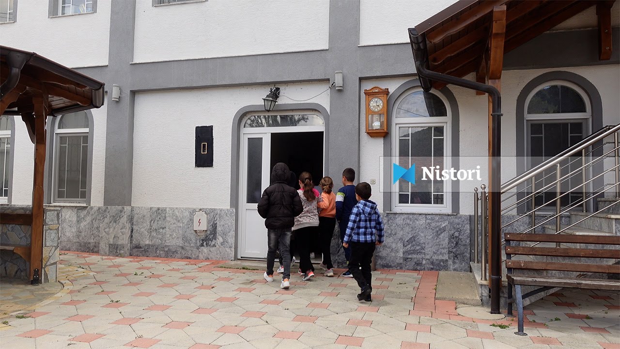 Leshnica vazhdon të mos ketë shkollë! Nxënësit mësojnë në xhami