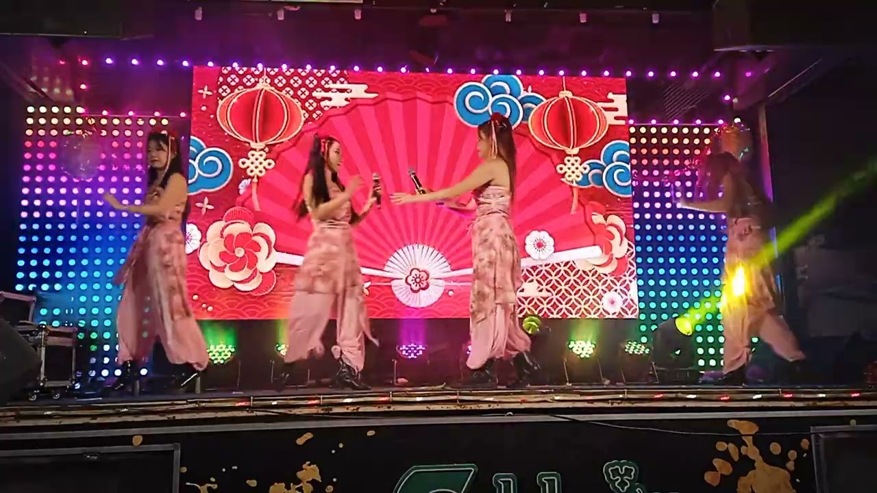 25/2/2026。皇后007露天卡啦OK美食中心。皇帽Carlsberg之夜。演出舞蹈：舞动心飞组合。演出歌手：舞动心飞组合。演唱歌曲：新年乐逍遥。