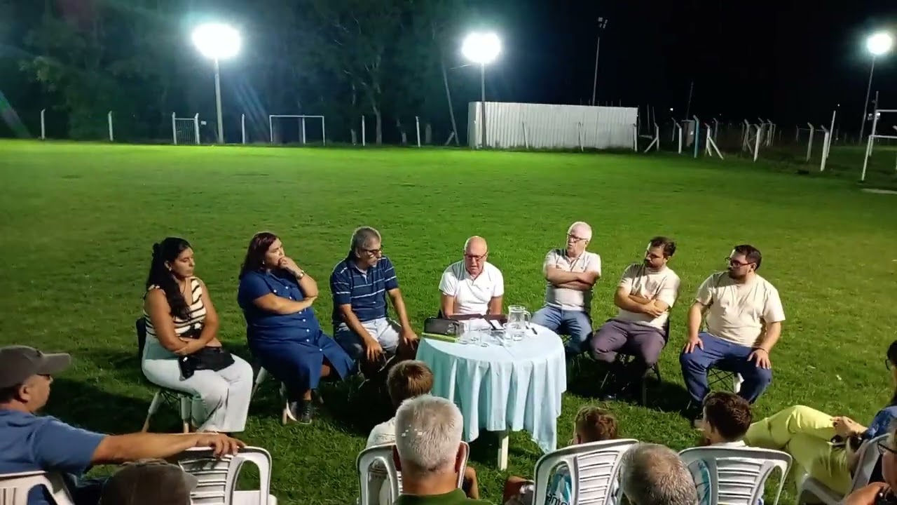 Santiago Maccio de dirige a los compañeros y colaboradores de #AtleticoFlorida 