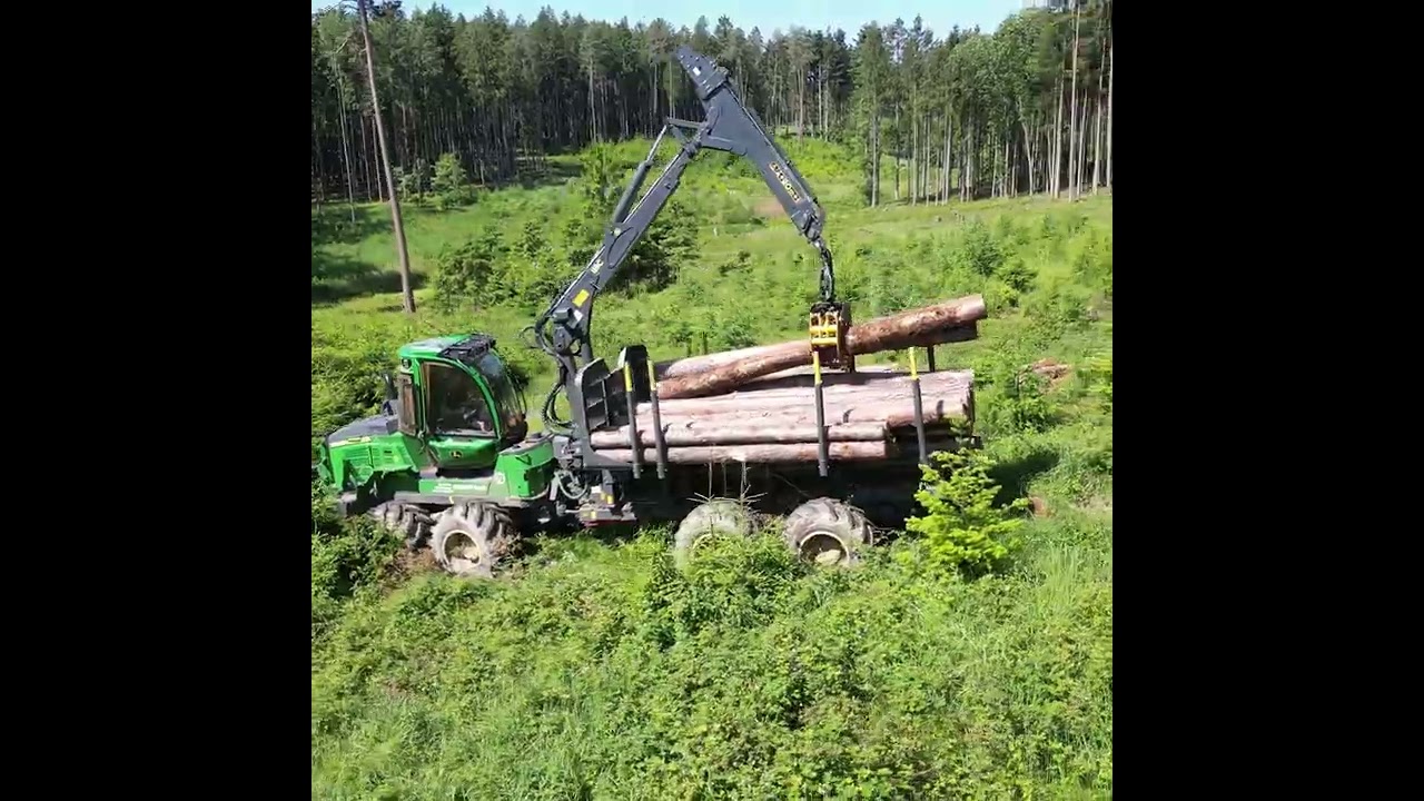 Ideal f&uuml;r schwieriges Gel&auml;nde:  Der 1510G John Deere R&uuml;ckezug.