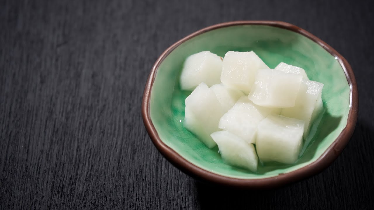 【鑄鐵鍋韓式料理 🌶】最好吃的韓式小菜！一分鐘學會韓式醃蘿蔔 (Korean Pickled Radish)