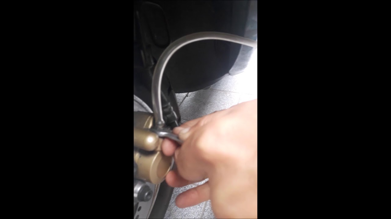 SUZUKI AN125:  CAMBIO PASTILLAS Y PURGUE DE FRENO