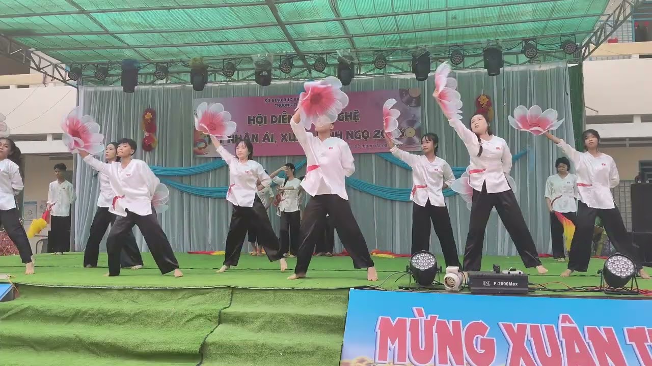 Múa Ngọc Sắc Trời Nam. Lớp 12A1
