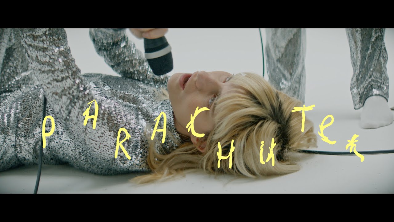 Pale Moon – Parachutes (-: bona fide video)