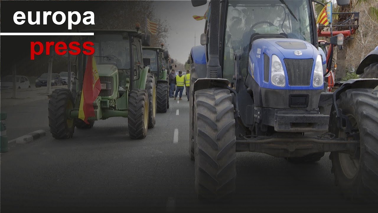 La 'tractorada' de agricultores provoca cortes de carreteras y atascos en Valencia