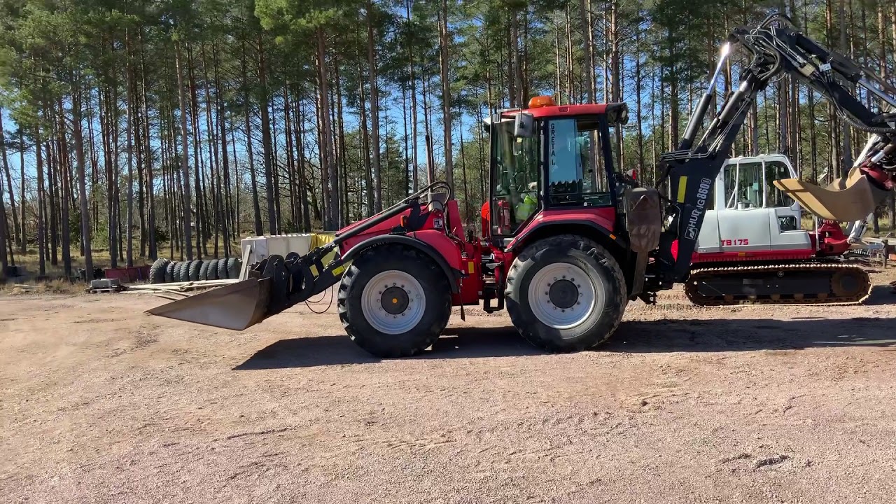 Köp Grävlastare Huddig 860D med redskap på Klaravik