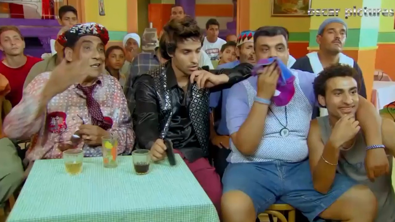 لما تبقى نجم كبير ولسه بتقعد على القهوة تحت البيت 😂😂
