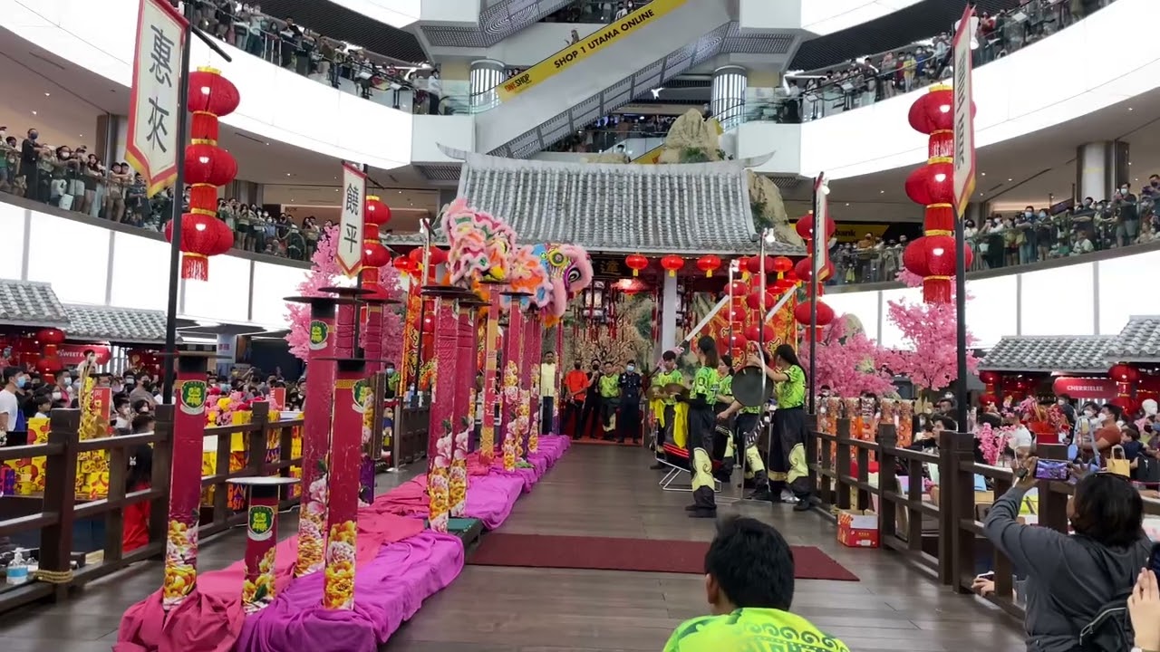 Khuan Loke acrobatic lion dance at One Utama 2023 Chinese New Year