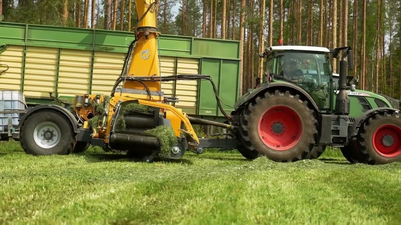 ELHO Cobra 7710T vontatott rendfelszedő szecskázó munkában