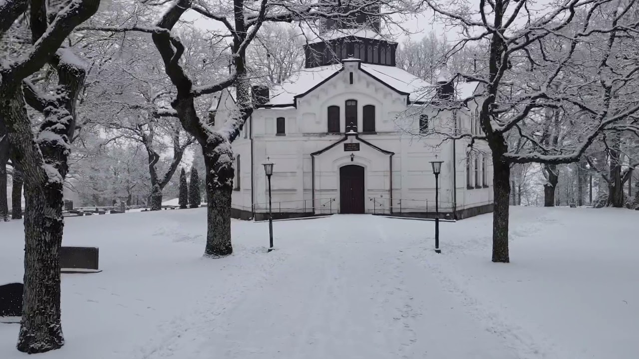 Erska kyrka i Sollebrunn vackert kl&auml;dd i sn&ouml; inf&ouml;r Julens h&ouml;gtid. En vacker kyrka utanf&ouml;r Alings&aring;s.