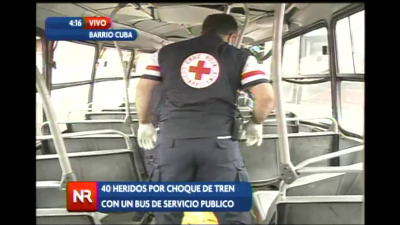 40 heridos por choque de bus contra tren