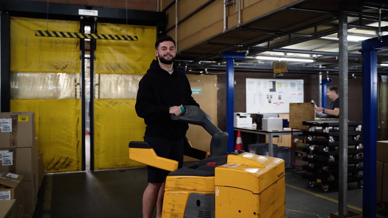🎬 Lehre Logistiker:in EFZ bei GLOBUS – Lorent zeigt, wie’s läuft