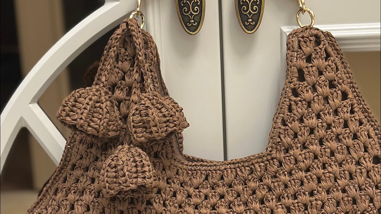 Mango Model &Ccedil;antamıza &Ccedil;i&ccedil;ek Charm &Ouml;r&uuml;yoruz #crochet #kağıtip&ccedil;anta #ayshahobi 