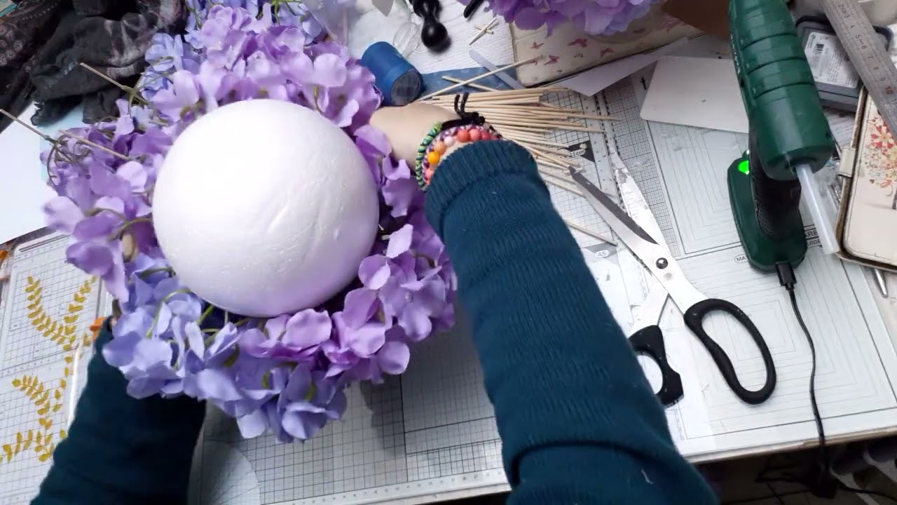confectionner des boules de fleurs  pour la deco d un mariage