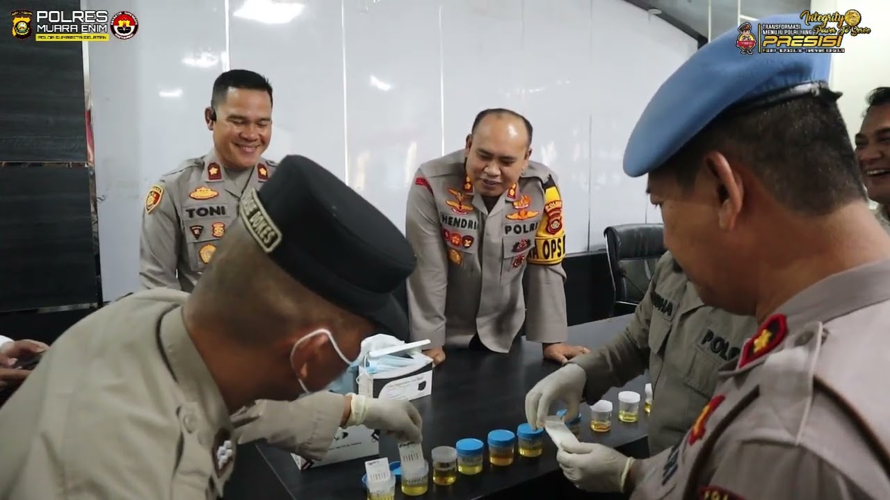 Pelaksanaan Cek Urine Kapolsek dan PJU Polres Muara Enim