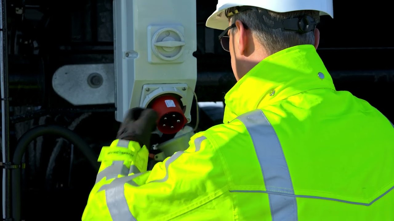 World’s First All-Electric Mobile Harbor Cranes with Battery Drive