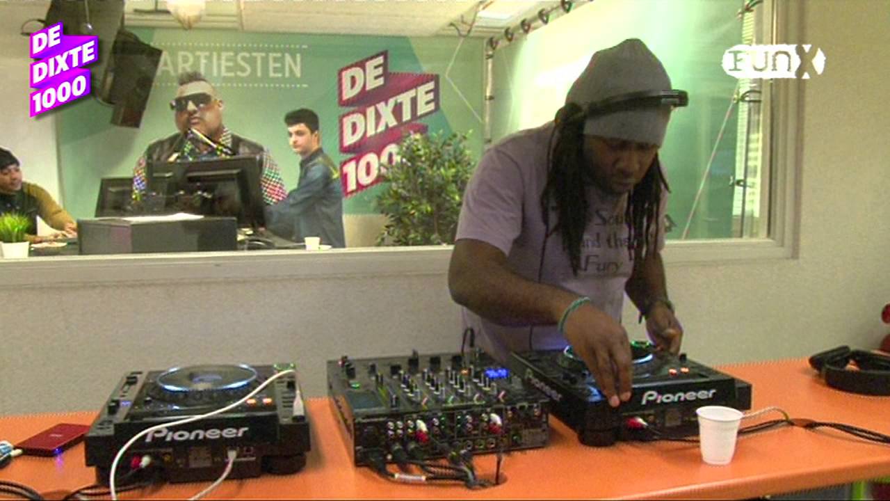 Lucien Foort draait dikke mix tijdens  De DiXte 1000 Afterparty