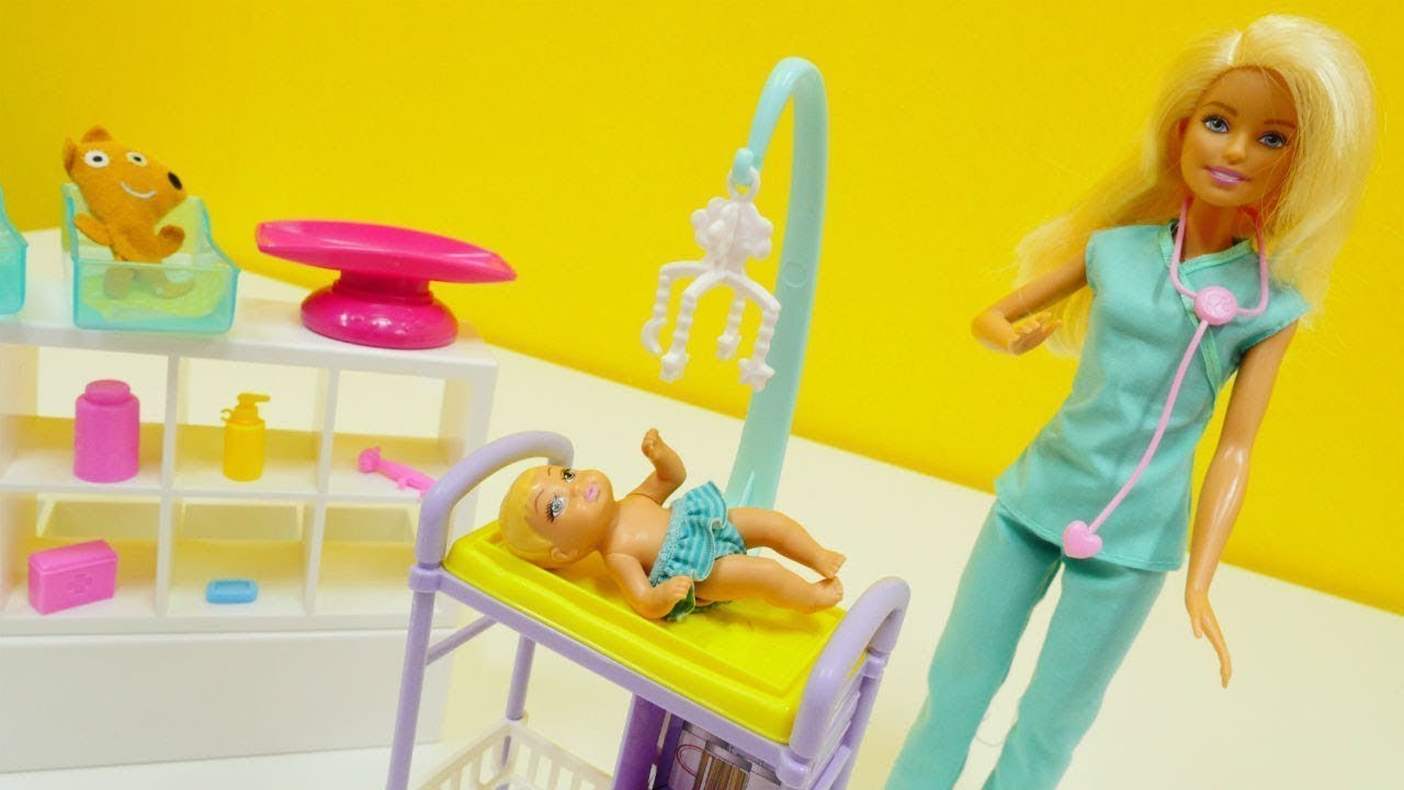 Barbie hat einen Termin beim Kinderarzt - Spielspa&szlig; mit Puppen auf Deutsch
