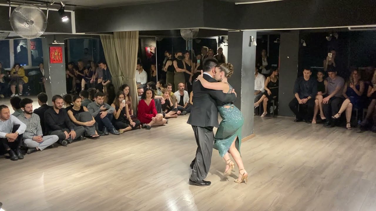 Agustina Piaggio & Carlitos Espinoza.  El Olive /J. D'Arienzo  Otra Milonga 15.10.2021