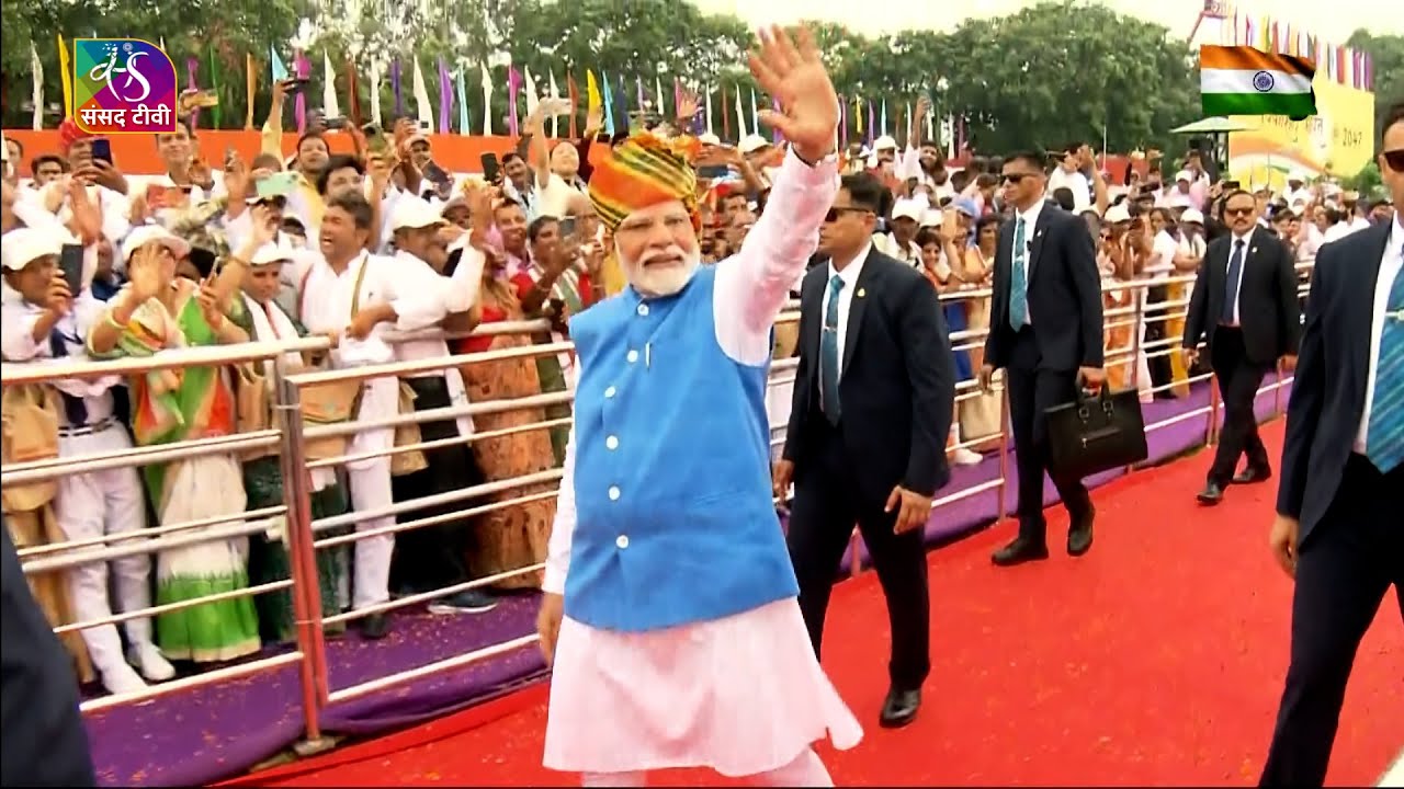 PM Modi interacts with school students at Red Fort celebrating 78th #IndependenceDay