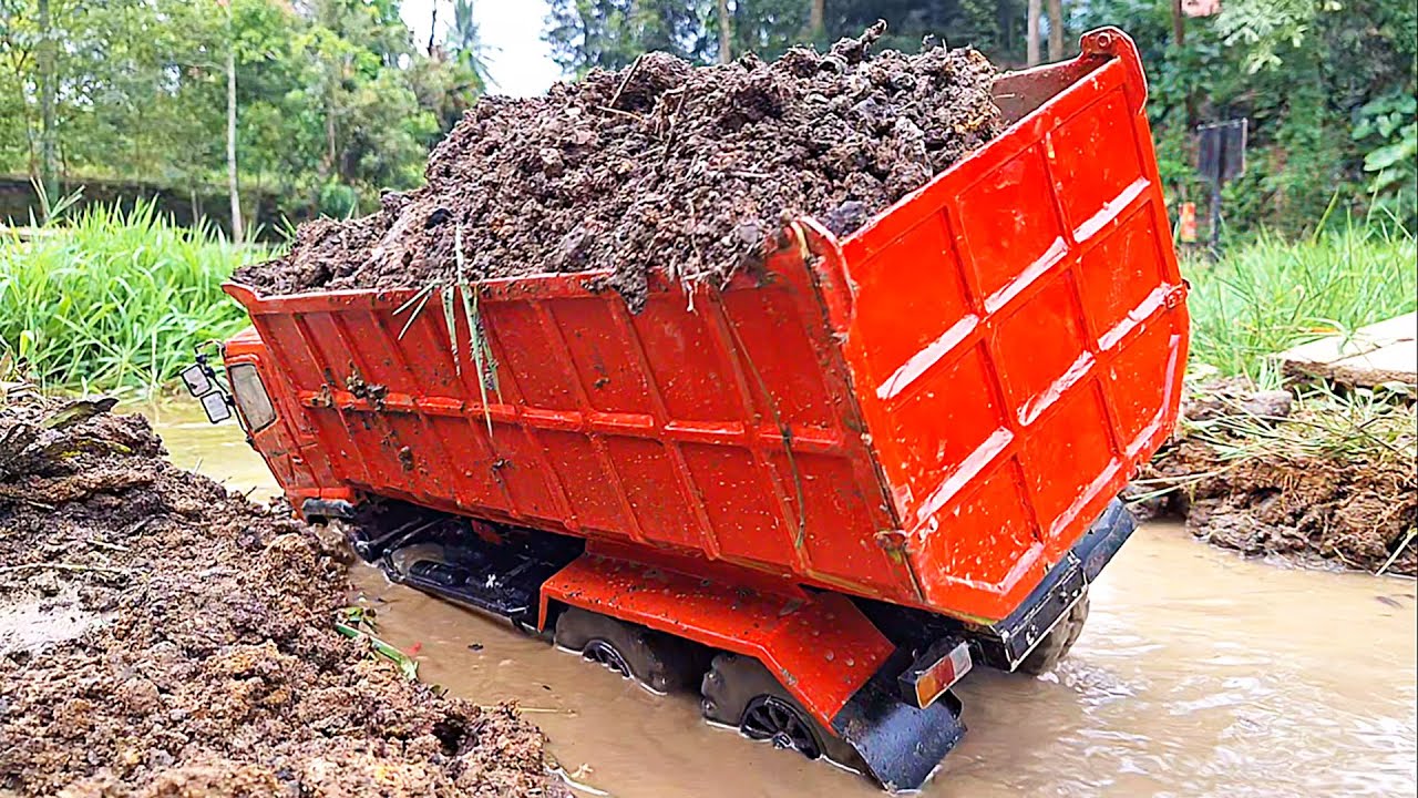 TRUK OLENG Dump Truk Hino 500 Tronton Truk Hino ENGKEL Muatan TANAH Truk GELENG GELENG Laka Lantas