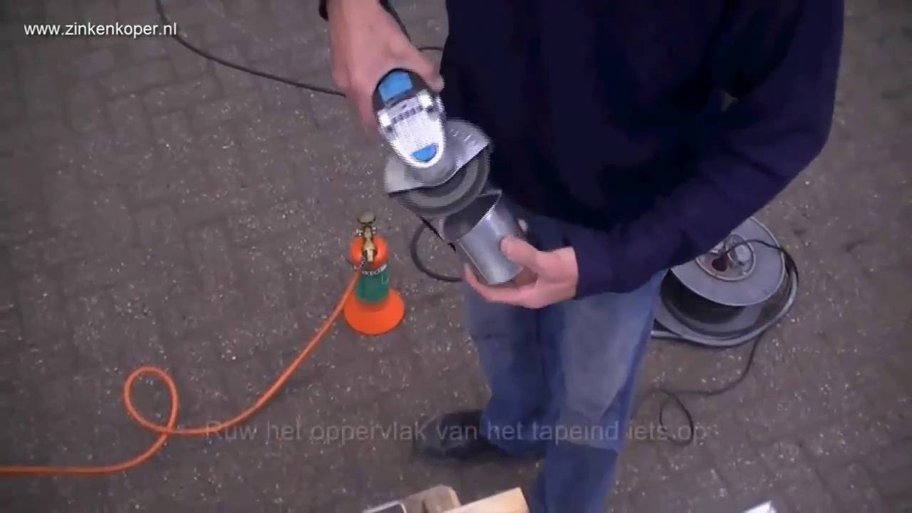 Zinken tapeind solderen in een zinken dakgoot