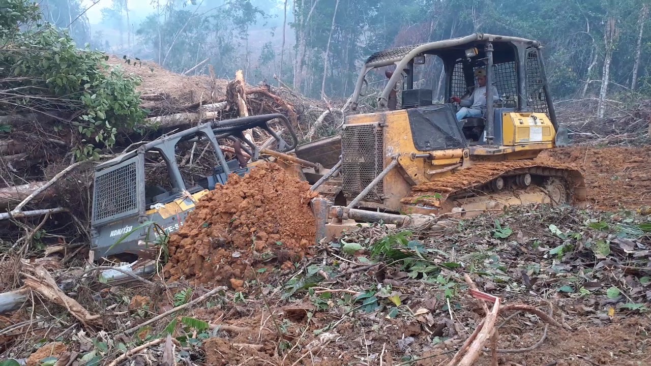 Skil Operator Bull Dozer D85E, Dozer Yang Sedang Masuk Parungan Cukup Parah, Di Bantu Dozer D68