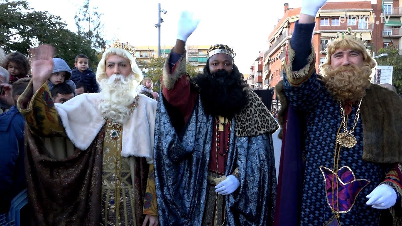Ses Majestats arriben al Prat amb una cavalcada inspirada en el món del circ