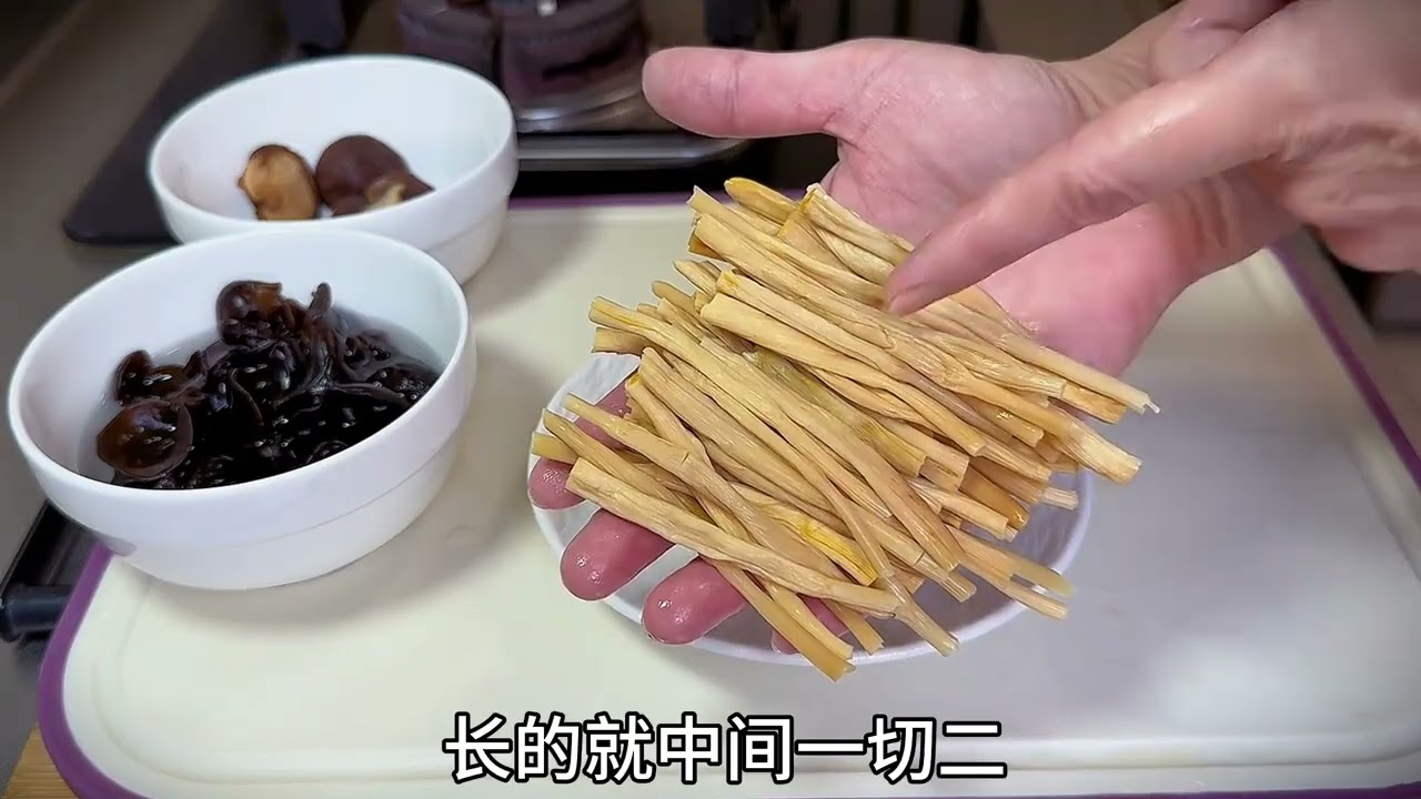 四喜烤麸，怎么做好吃，汁水充盈，软绵入味，经典本帮菜真好吃 #家常菜 #做法简单又好吃 #教你做美食 #妈呀太香了 #美食