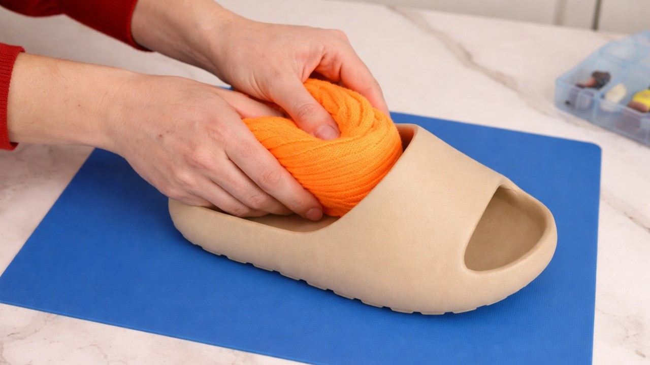 Zieh Socken über deine Schuhe! Der Trick für extreme Wärme zu Hause
