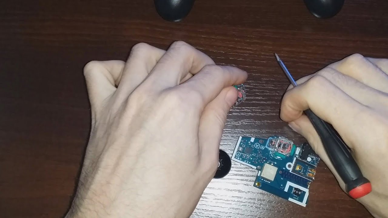 Pad PS4 sam skręca , przycina się , bieganie , Jaka jest przyczyna????