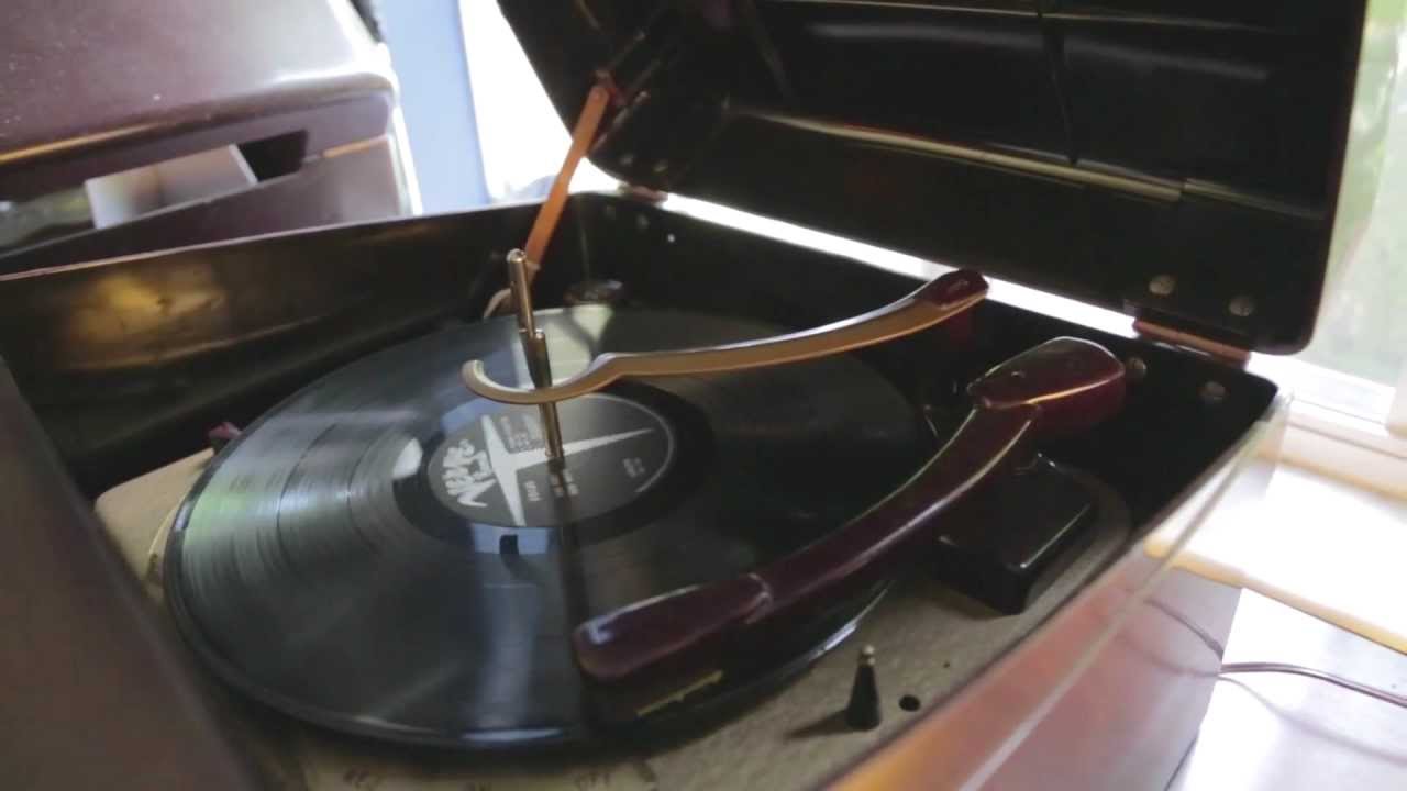 Spin Alley Store: Vintage Phonographs and Radios