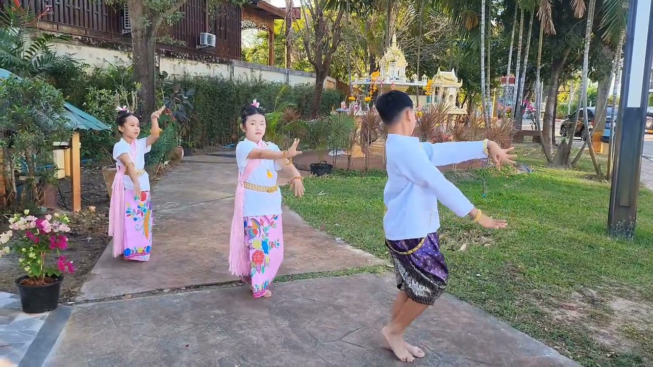 - เด็กๆสวยงามครับ🙂#เด็กชายรำเก่ง #ภูมิตำแย☺️ #หลานชายรําเก่งภูมิใจในตัวหลานชายมากกก 🥰