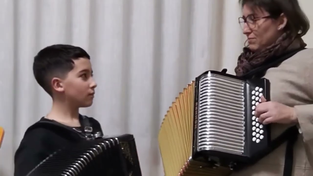 Um momento especial entre Bernardo Leitão e a sua mãe numa grande atuação.