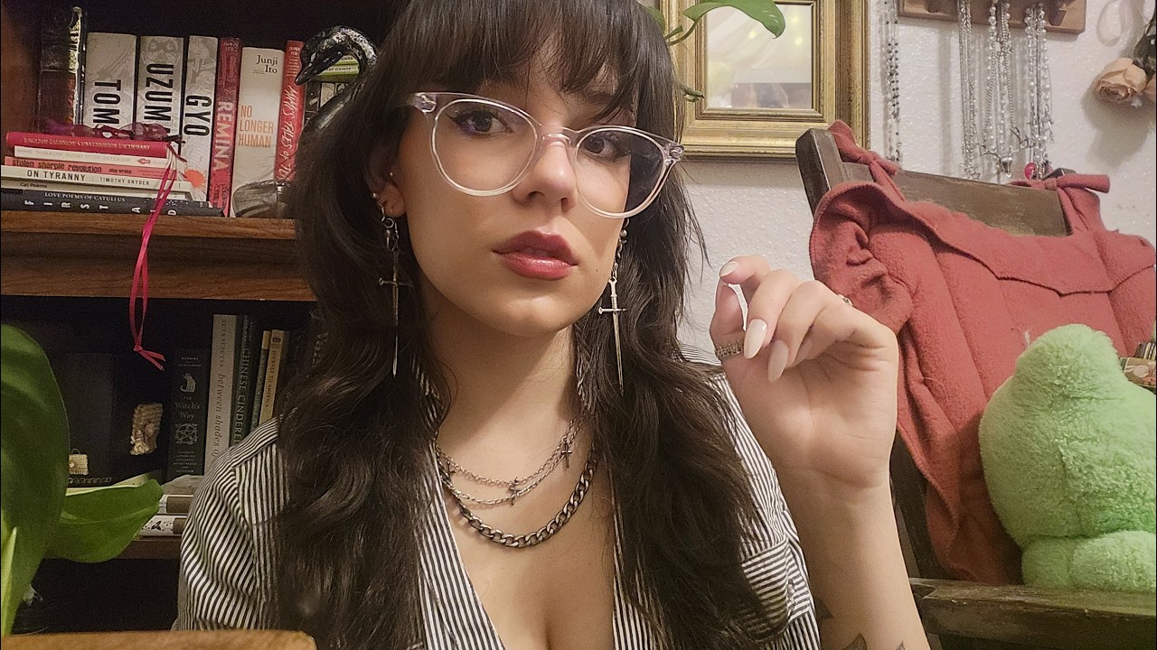 ASMR ♡ my bookshelf tour/collection (old, gothic, horror)